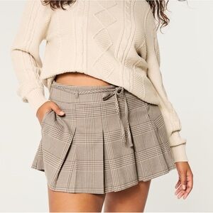 Hollister Mid-Rise Pleated Mini Skort